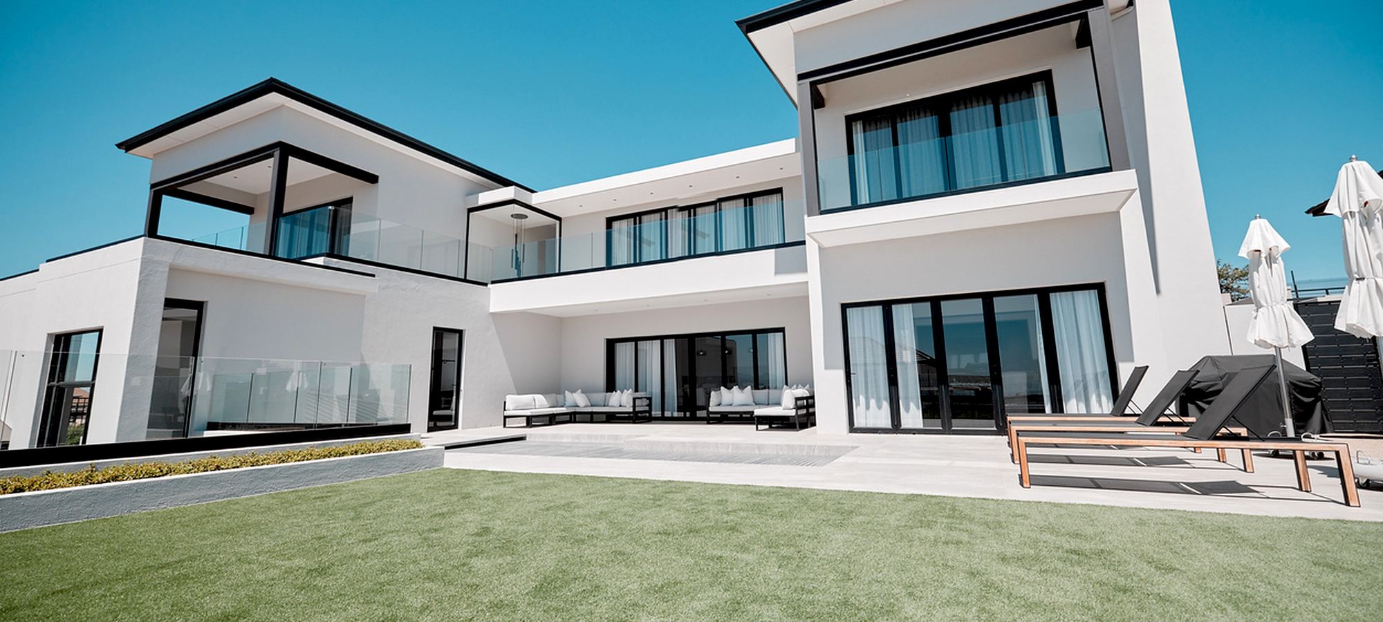 Contemporary white residence with garden terrace